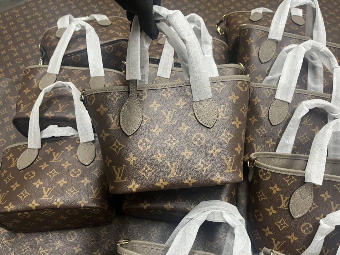 Ellebag’s 1:1 Replica of Louis Vuitton M12109 Neverfull Bandoulière Inside Out BB: A True Reflection of Craftsmanship （2024 Nov updated）-Інтэрнэт-крама падробленай сумкі Louis Vuitton лепшай якасці, рэплікі дызайнерскай сумкі ru