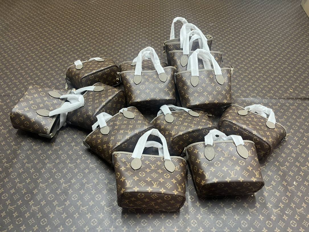 Ellebag’s 1:1 Replica of Louis Vuitton M12109 Neverfull Bandoulière Inside Out BB: A True Reflection of Craftsmanship （2024 Nov updated）-Umgangatho ogqwesileyo woMgangatho weFake weLouis Vuitton kwiVenkile ye-Intanethi, ibhegi yomyili weReplica ru