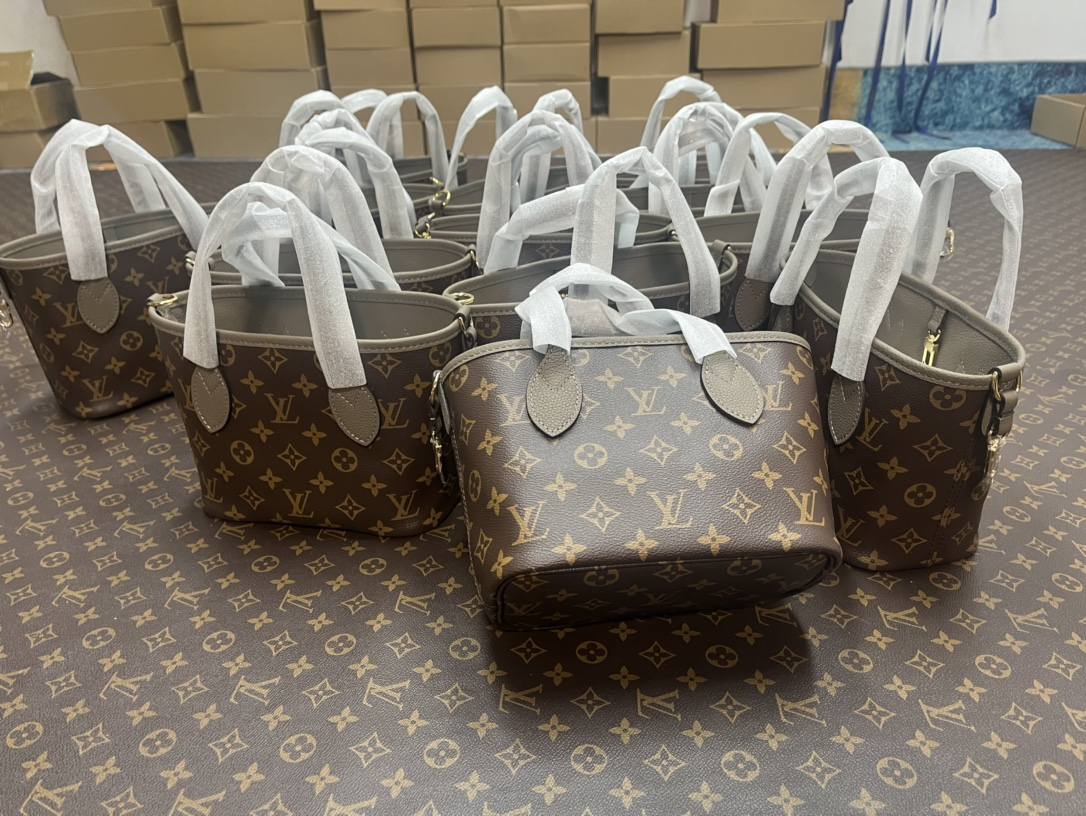 Ellebag’s 1:1 Replica of Louis Vuitton M12109 Neverfull Bandoulière Inside Out BB: A True Reflection of Craftsmanship （2024 Nov updated）-Meilleure qualité de faux sac Louis Vuitton en ligne, réplique de sac de créateur ru