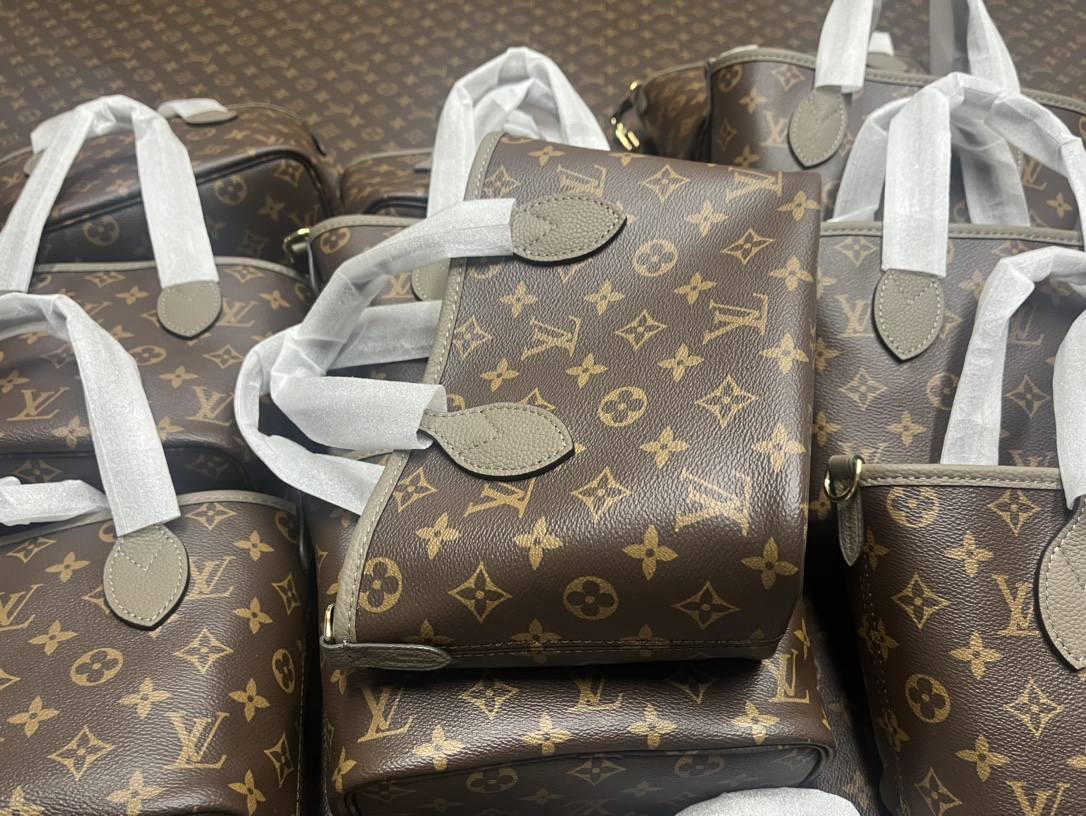 Ellebag’s 1:1 Replica of Louis Vuitton M12109 Neverfull Bandoulière Inside Out BB: A True Reflection of Craftsmanship （2024 Nov updated）-Meilleure qualité de faux sac Louis Vuitton en ligne, réplique de sac de créateur ru