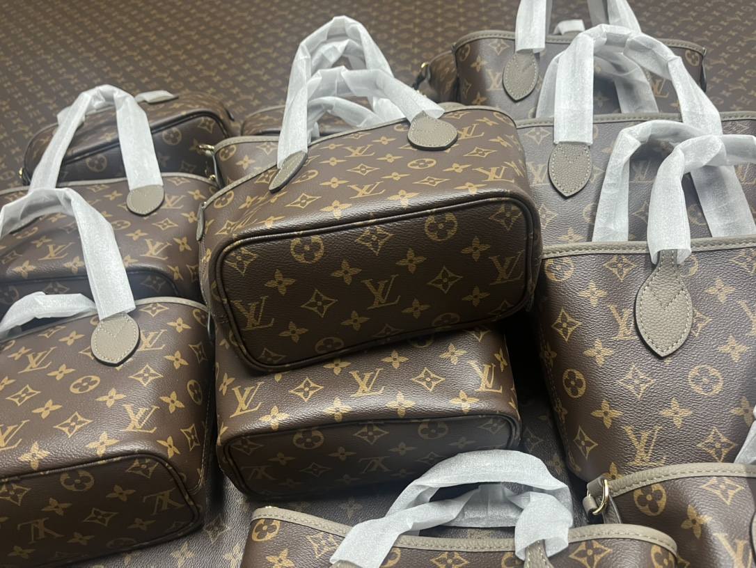 Ellebag’s 1:1 Replica of Louis Vuitton M12109 Neverfull Bandoulière Inside Out BB: A True Reflection of Craftsmanship （2024 Nov updated）-Meilleure qualité de faux sac Louis Vuitton en ligne, réplique de sac de créateur ru