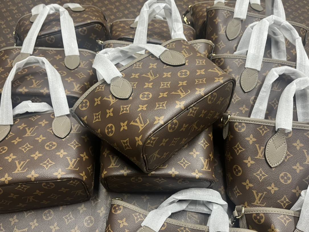 Ellebag’s 1:1 Replica of Louis Vuitton M12109 Neverfull Bandoulière Inside Out BB: A True Reflection of Craftsmanship （2024 Nov updated）-Meilleure qualité de faux sac Louis Vuitton en ligne, réplique de sac de créateur ru