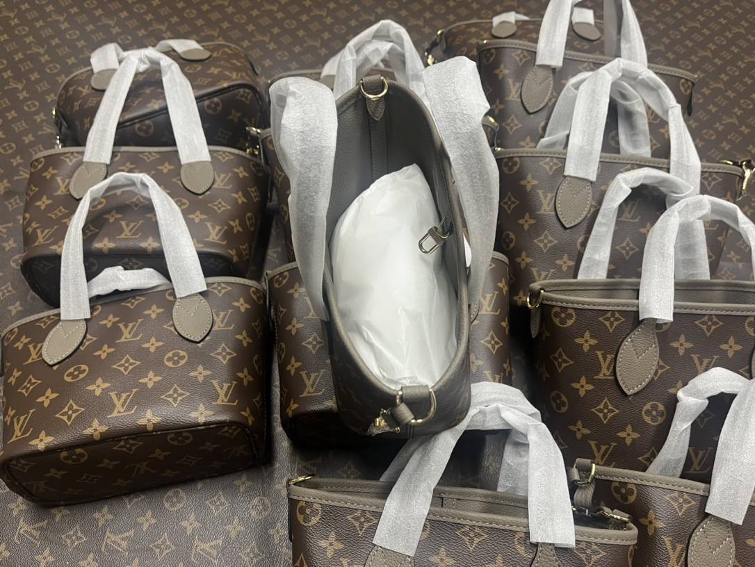 Ellebag’s 1:1 Replica of Louis Vuitton M12109 Neverfull Bandoulière Inside Out BB: A True Reflection of Craftsmanship （2024 Nov updated）-Meilleure qualité de faux sac Louis Vuitton en ligne, réplique de sac de créateur ru