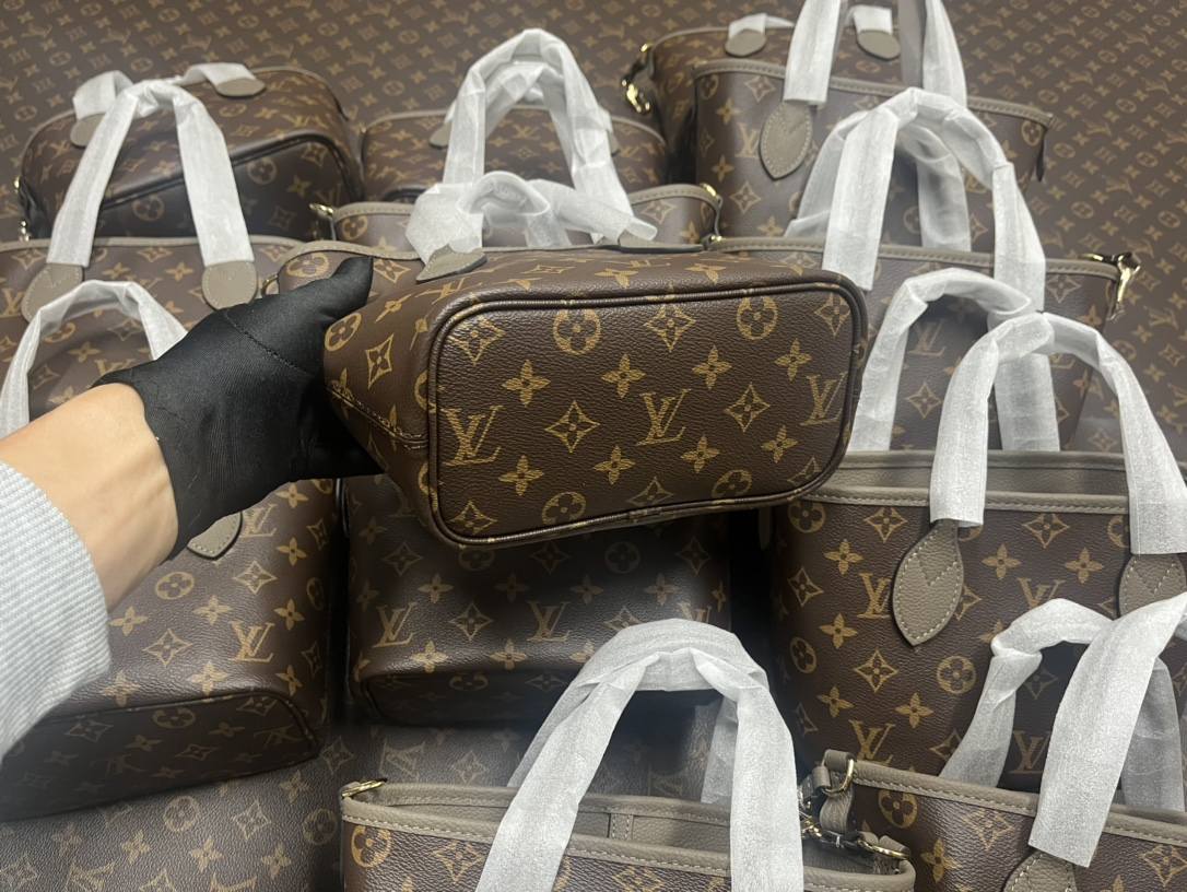 Ellebag’s 1:1 Replica of Louis Vuitton M12109 Neverfull Bandoulière Inside Out BB: A True Reflection of Craftsmanship （2024 Nov updated）-Best Quality Fake Louis Vuitton Bag Online Store, Replica designer bag ru