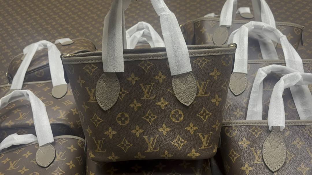 Ellebag’s 1:1 Replica of Louis Vuitton M12109 Neverfull Bandoulière Inside Out BB: A True Reflection of Craftsmanship （2024 Nov updated）-Meilleure qualité de faux sac Louis Vuitton en ligne, réplique de sac de créateur ru