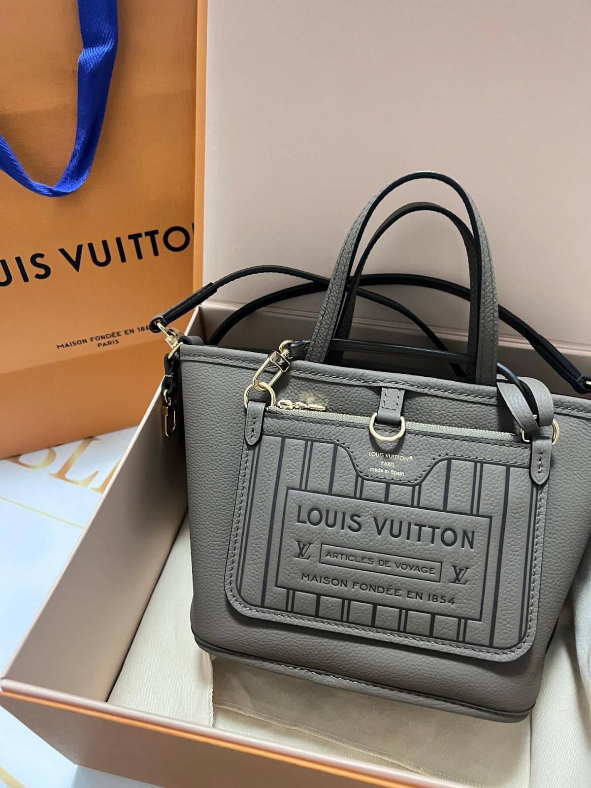 Ellebag’s 1:1 Replica of Louis Vuitton M12109 Neverfull Bandoulière Inside Out BB: A True Reflection of Craftsmanship （2024 Nov updated）-Meilleure qualité de faux sac Louis Vuitton en ligne, réplique de sac de créateur ru