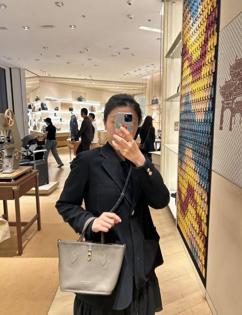 Ellebag’s 1:1 Replica of Louis Vuitton M12109 Neverfull Bandoulière Inside Out BB: A True Reflection of Craftsmanship （2024 Nov updated）-Meilleure qualité de faux sac Louis Vuitton en ligne, réplique de sac de créateur ru