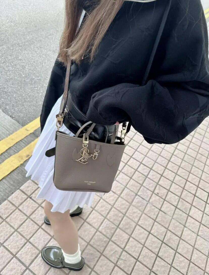 Ellebag’s 1:1 Replica of Louis Vuitton M12109 Neverfull Bandoulière Inside Out BB: A True Reflection of Craftsmanship （2024 Nov updated）-Toko Online Tas Louis Vuitton Palsu Kualitas Terbaik, Tas desainer replika ru