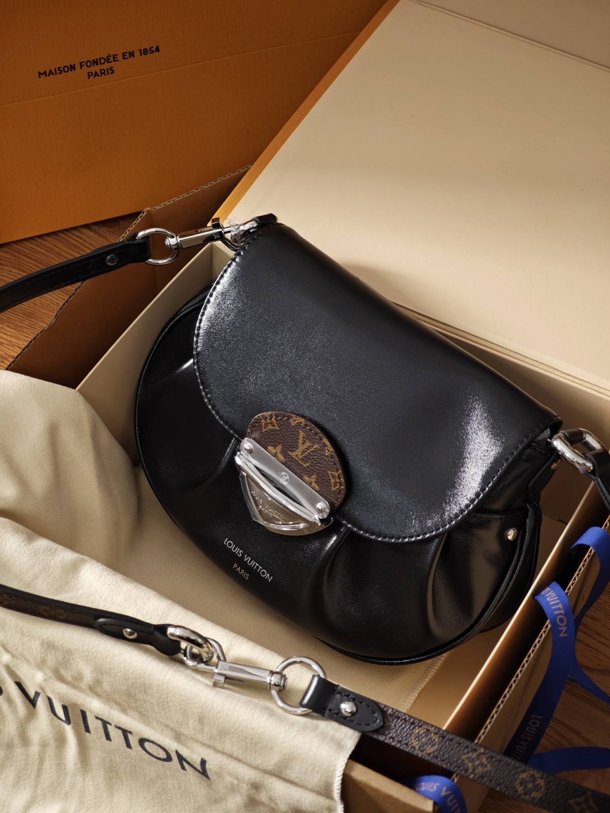 Ellebag’s 1:1 Replica of Louis Vuitton M12192 Sunset Vibe Handbag: A Masterpiece of Luxury and Craftsmanship （2024 Nov updated）-Magazin online de geanți Louis Vuitton fals de cea mai bună calitate, geantă de designer replica ru