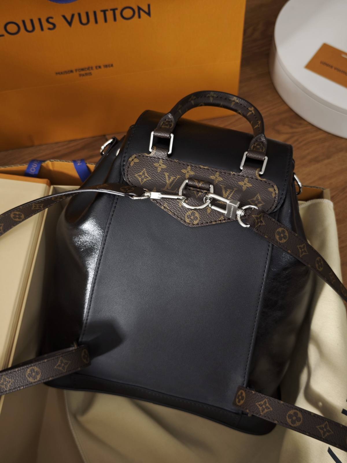 Ellebag’s 1:1 Replica of Louis Vuitton M12587 Montsouris PM: A Masterpiece of Craftsmanship（2024 Nov updated）-Loja online de bolsa Louis Vuitton falsa de melhor qualidade, bolsa de designer de réplica ru