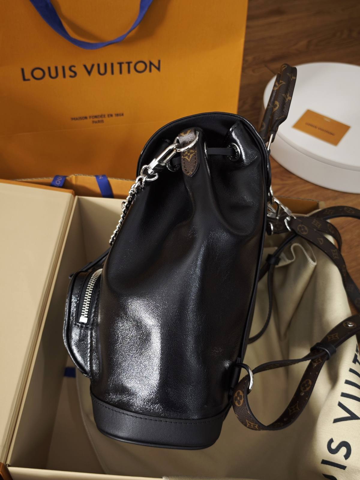 Ellebag’s 1:1 Replica of Louis Vuitton M12587 Montsouris PM: A Masterpiece of Craftsmanship（2024 Nov updated）-Loja online de bolsa Louis Vuitton falsa de melhor qualidade, bolsa de designer de réplica ru