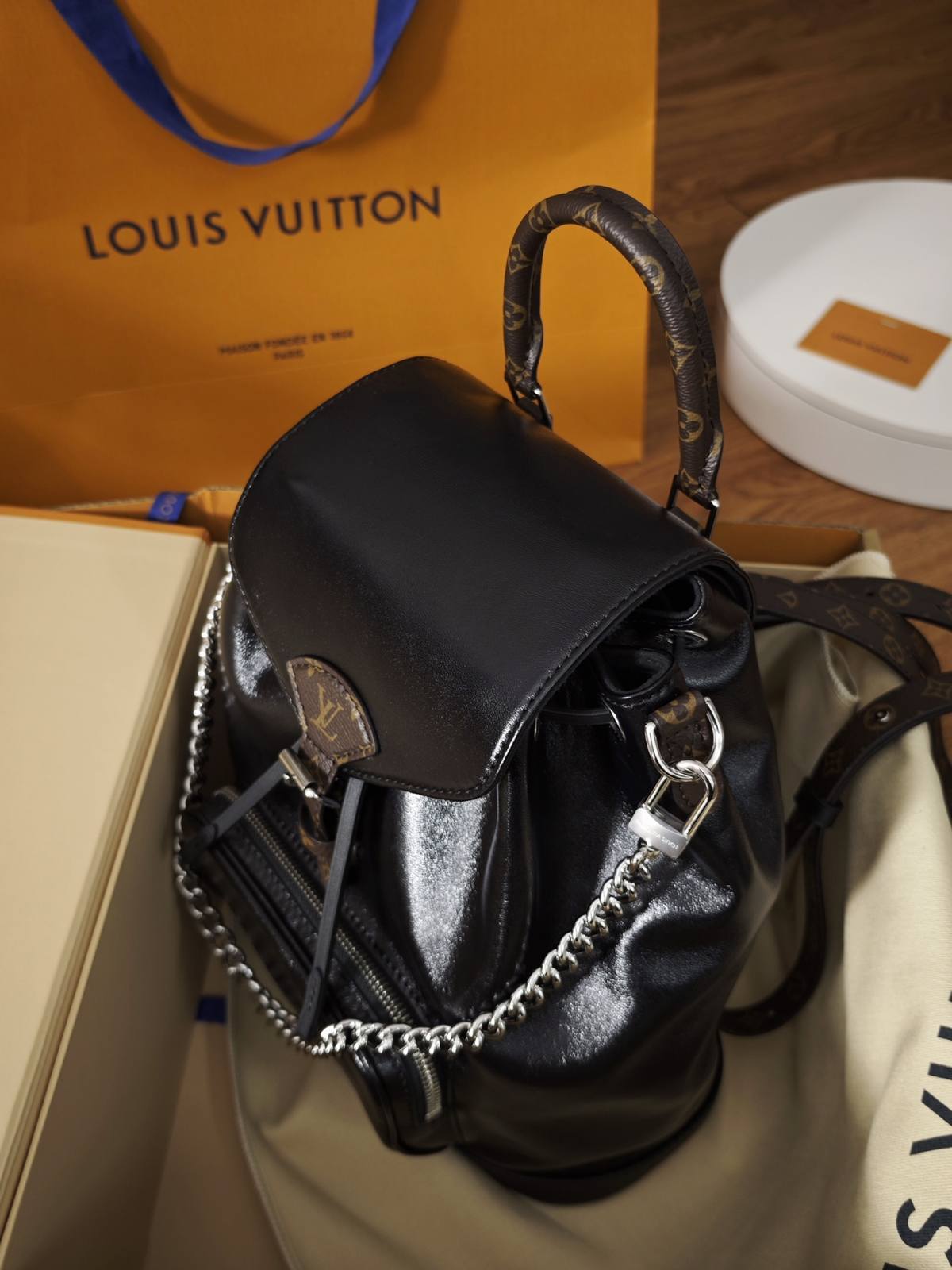 Ellebag’s 1:1 Replica of Louis Vuitton M12587 Montsouris PM: A Masterpiece of Craftsmanship（2024 Nov updated）-Loja online de bolsa Louis Vuitton falsa de melhor qualidade, bolsa de designer de réplica ru