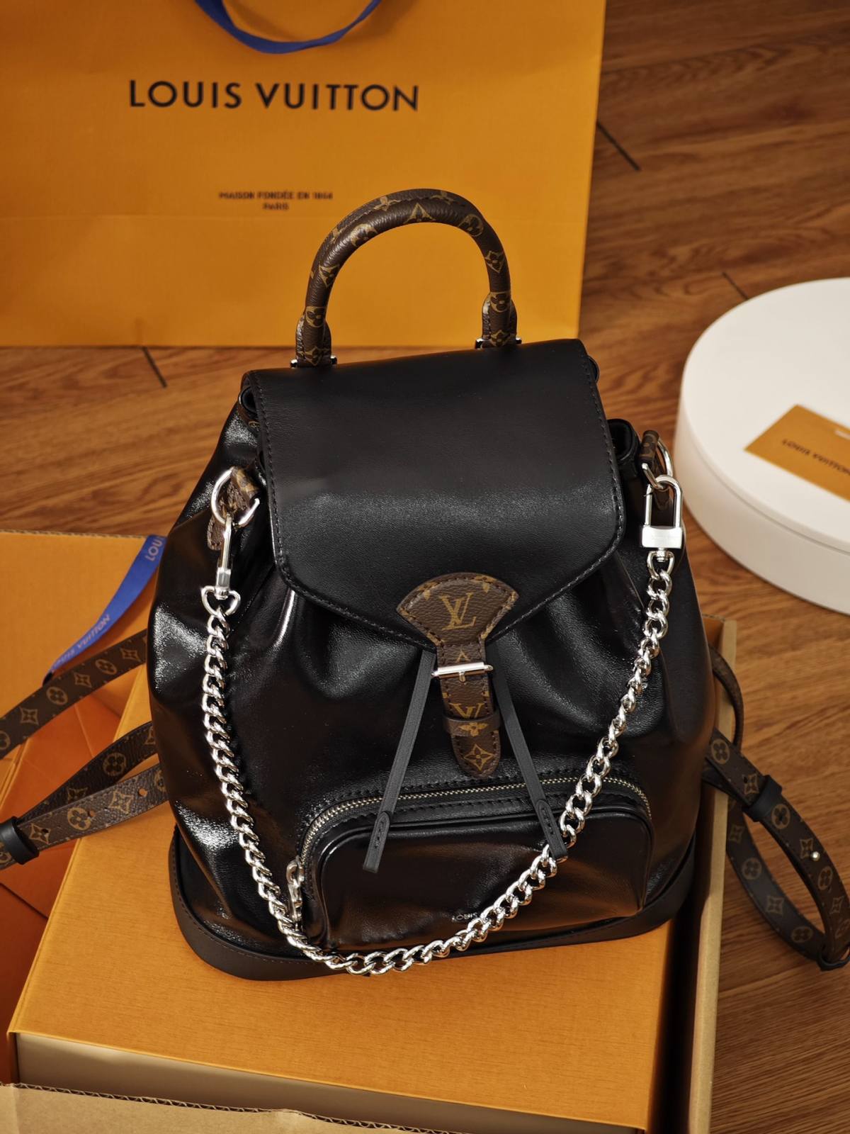 Ellebag’s 1:1 Replica of Louis Vuitton M12587 Montsouris PM: A Masterpiece of Craftsmanship（2024 Nov updated）-Loja online de bolsa Louis Vuitton falsa de melhor qualidade, bolsa de designer de réplica ru