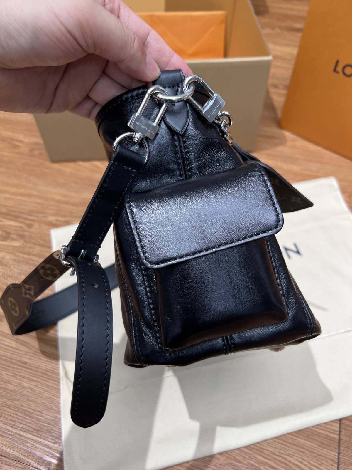 Ellebag’s 1:1 Replica of Louis Vuitton M24861 Carryall Cargo Small Handbag（2024 Nov updated）-Best Quality Replica designer Bag factory in China