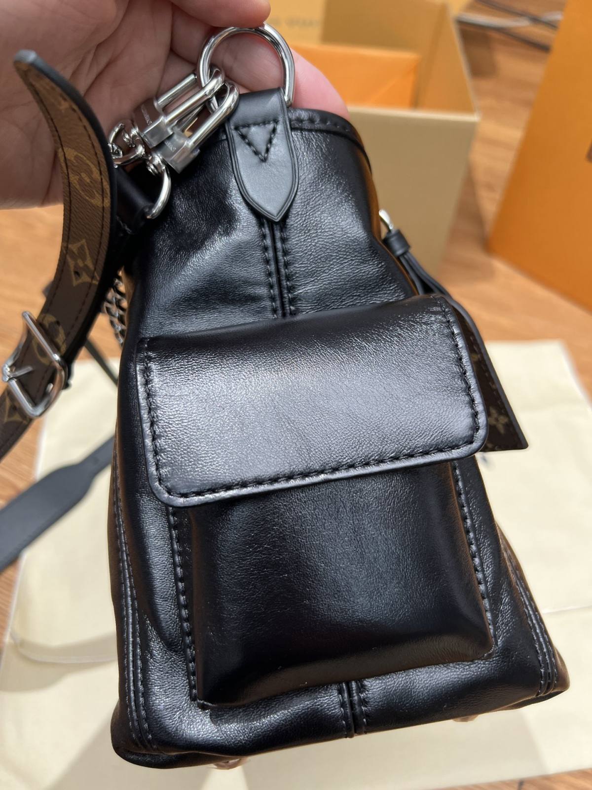 Ellebag’s 1:1 Replica of Louis Vuitton M24861 Carryall Cargo Small Handbag（2024 Nov updated）-بہترین معیار کا جعلی لوئس ووٹن بیگ آن لائن اسٹور، ریپلیکا ڈیزائنر بیگ آر یو