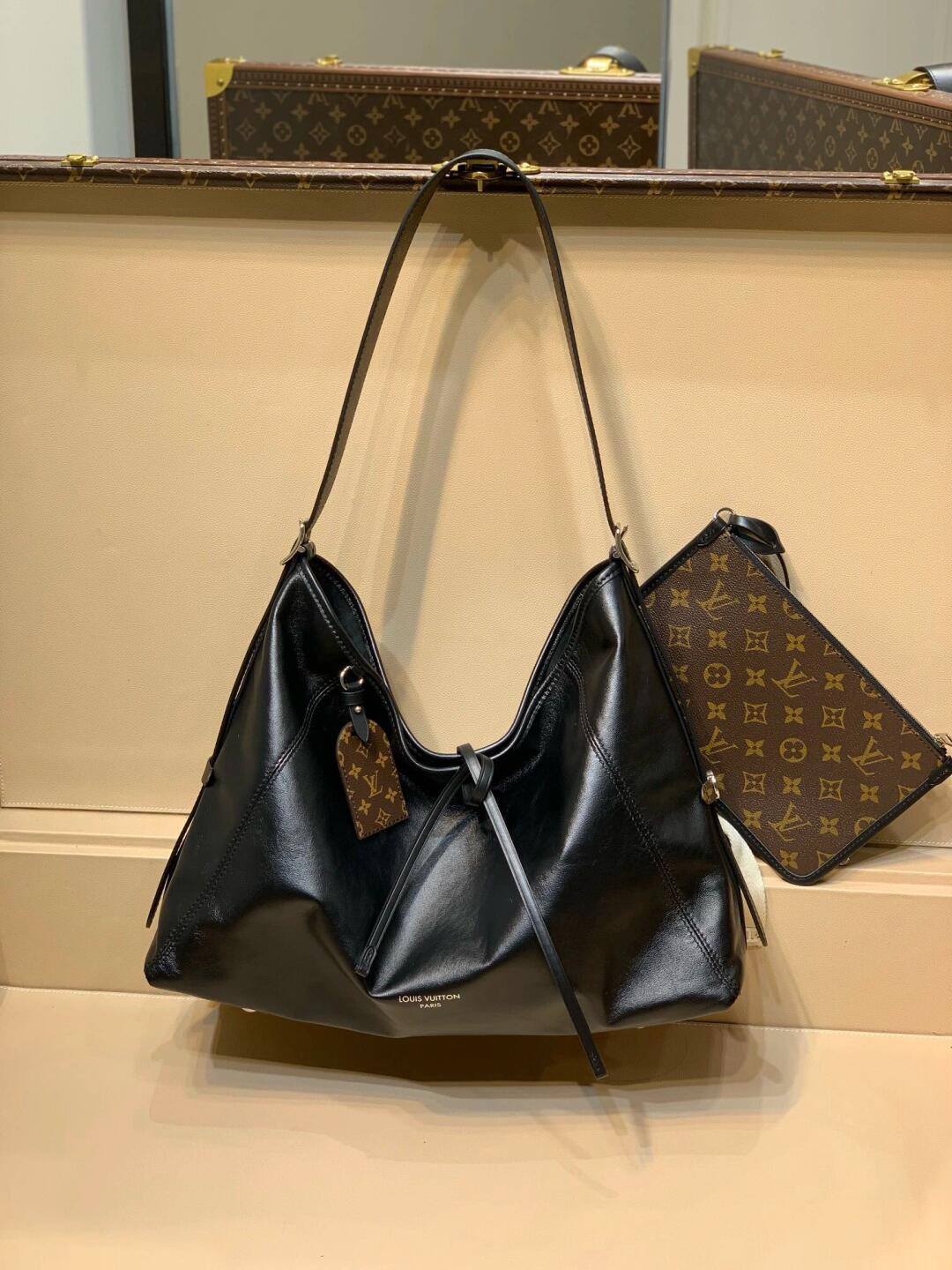 Ellebag’s 1:1 Replica of Louis Vuitton M25143 Carryall Dark Medium Handbag（2024 Nov updated）-Tayada ugu Fiican ee Louis Vuitton Boorsada Online Store, Bac naqshadeeye nuqul ah