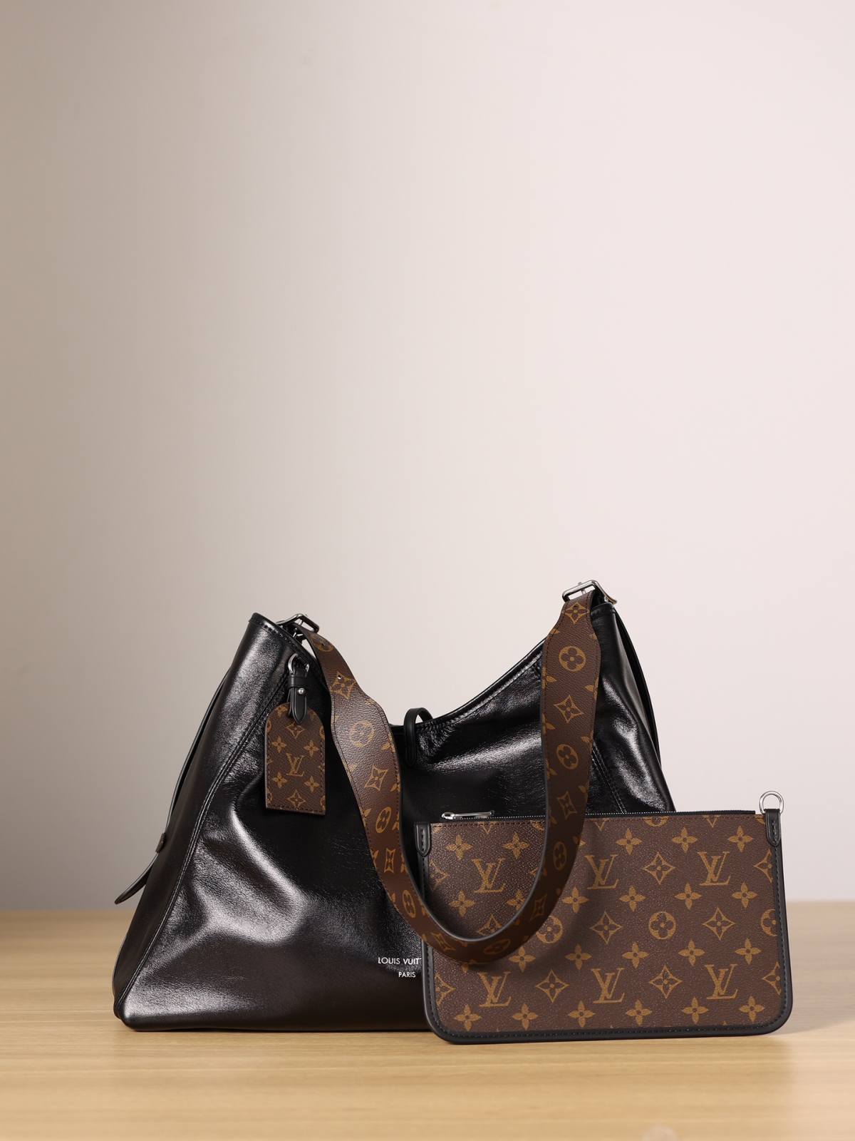 Ellebag’s 1:1 Replica of Louis Vuitton M25143 Carryall Dark Medium Handbag（2024 Nov updated）-ʻOi aku ka maikaʻi o ka ʻeke Louis Vuitton ʻeke hoʻopunipuni ma ka hale kūʻai pūnaewele, ʻeke hoʻolālā kope ru