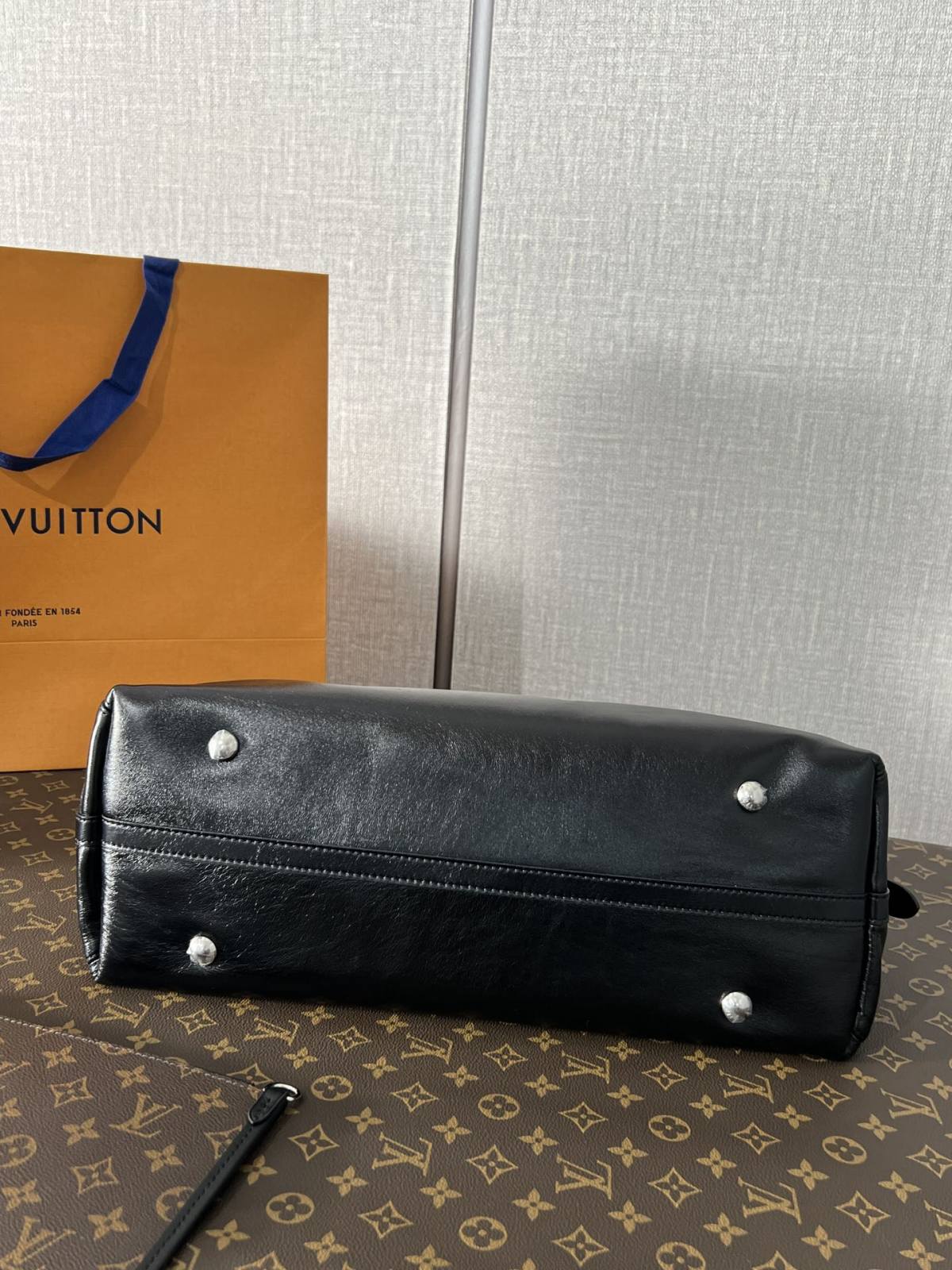 Ellebag’s 1:1 Replica of Louis Vuitton M25143 Carryall Dark Medium Handbag（2024 Nov updated）-Best Quality Replica designer Bag factory in China