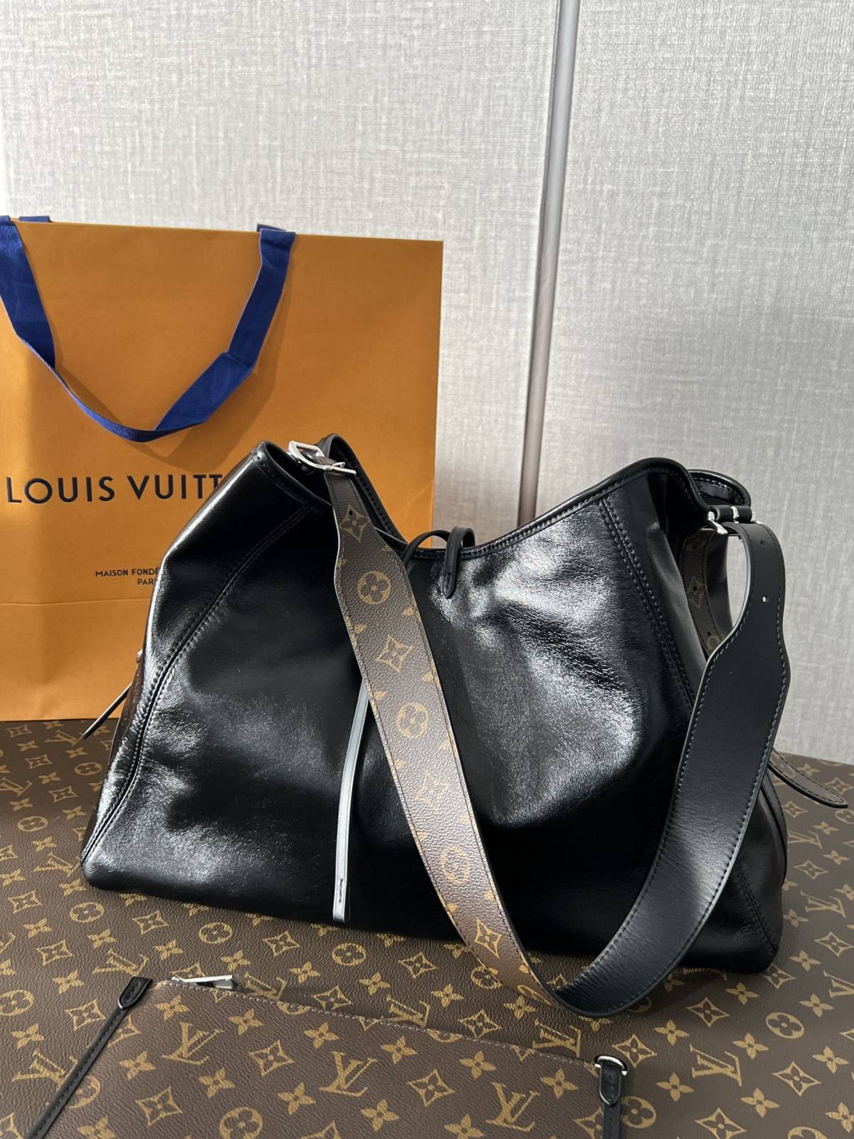 Ellebag’s 1:1 Replica of Louis Vuitton M25143 Carryall Dark Medium Handbag（2024 Nov updated）-Best Quality Replica designer Bag factory in China