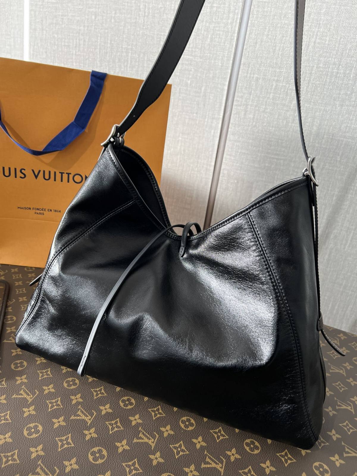 Ellebag’s 1:1 Replica of Louis Vuitton M25143 Carryall Dark Medium Handbag（2024 Nov updated）-Tayada ugu Fiican ee Louis Vuitton Boorsada Online Store, Bac naqshadeeye nuqul ah