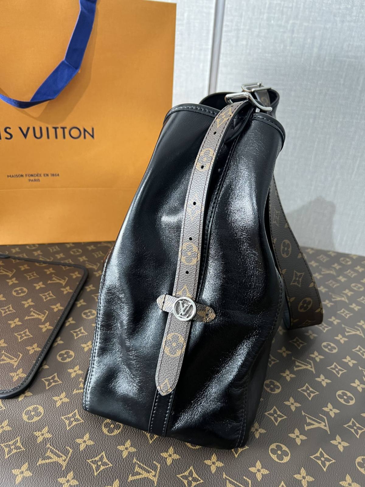 Ellebag’s 1:1 Replica of Louis Vuitton M25143 Carryall Dark Medium Handbag（2024 Nov updated）-Kedai Dalam Talian Beg Louis Vuitton Palsu Kualiti Terbaik, Beg reka bentuk replika ru