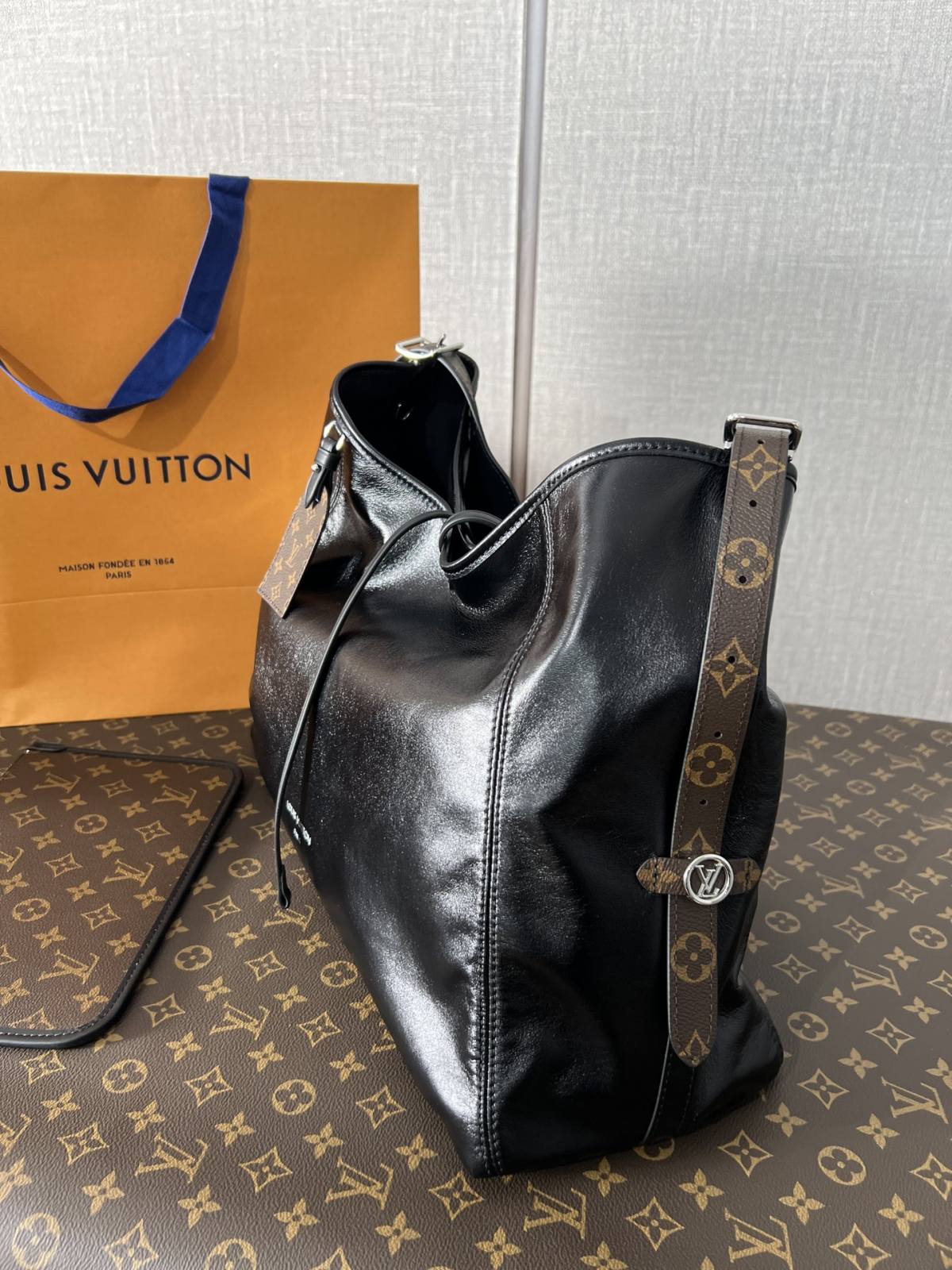 Ellebag’s 1:1 Replica of Louis Vuitton M25143 Carryall Dark Medium Handbag（2024 Nov updated）-Tayada ugu Fiican ee Louis Vuitton Boorsada Online Store, Bac naqshadeeye nuqul ah