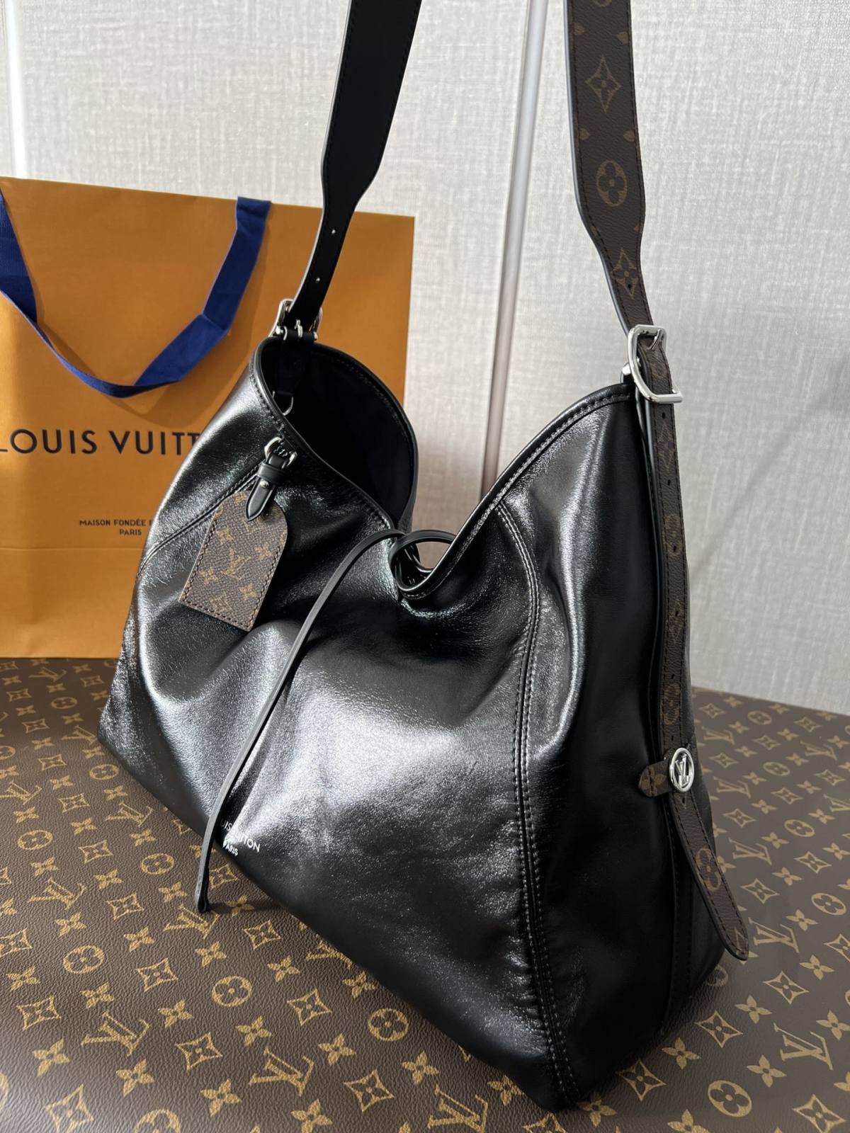 Ellebag’s 1:1 Replica of Louis Vuitton M25143 Carryall Dark Medium Handbag（2024 Nov updated）-ហាងអនឡាញកាបូប Louis Vuitton ក្លែងក្លាយដែលមានគុណភាពល្អបំផុត កាបូបអ្នករចនាម៉ូដចម្លង ru