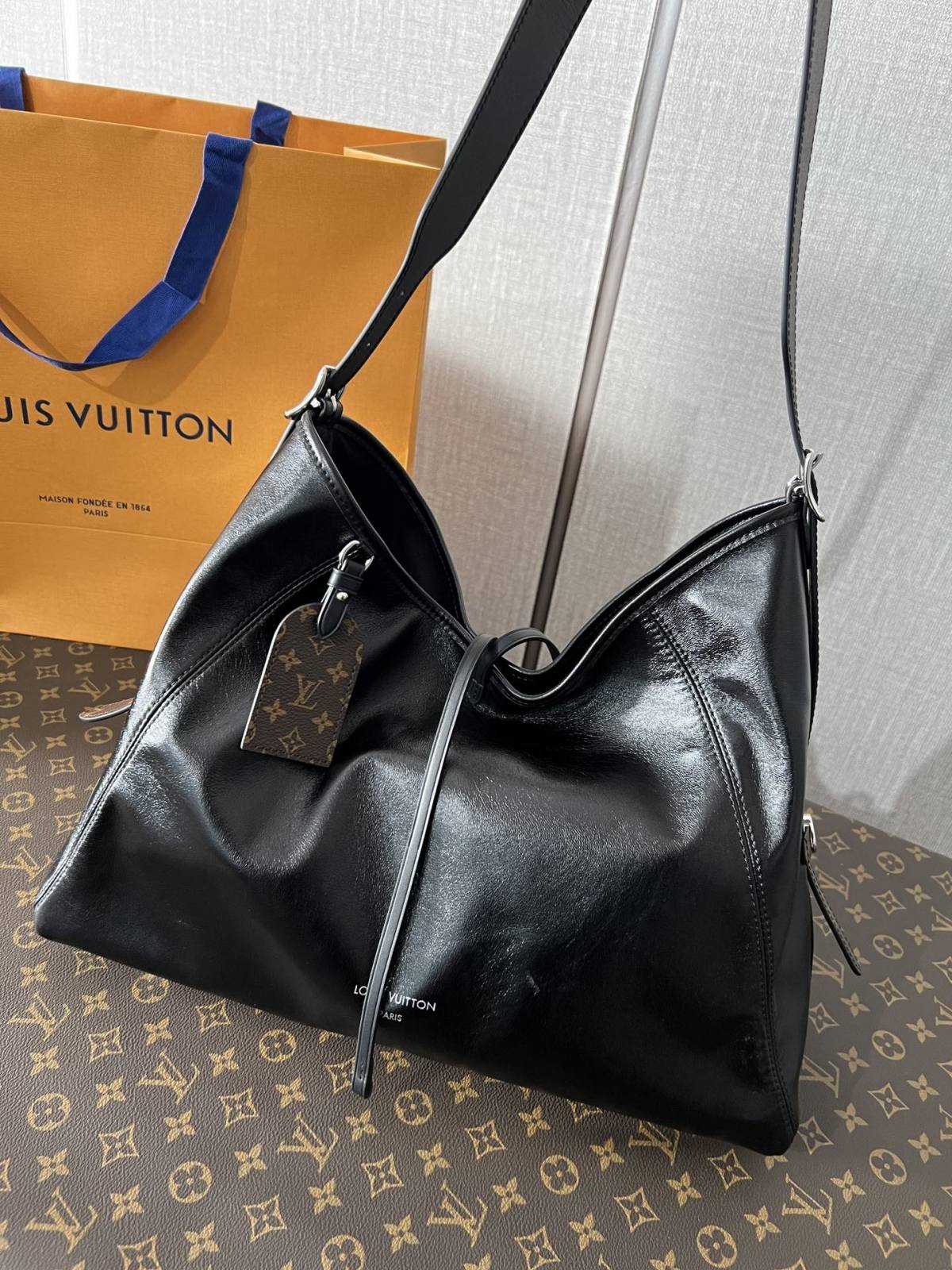 Ellebag’s 1:1 Replica of Louis Vuitton M25143 Carryall Dark Medium Handbag（2024 Nov updated）-最好的質量假路易威登包網上商店，複製設計師包 ru