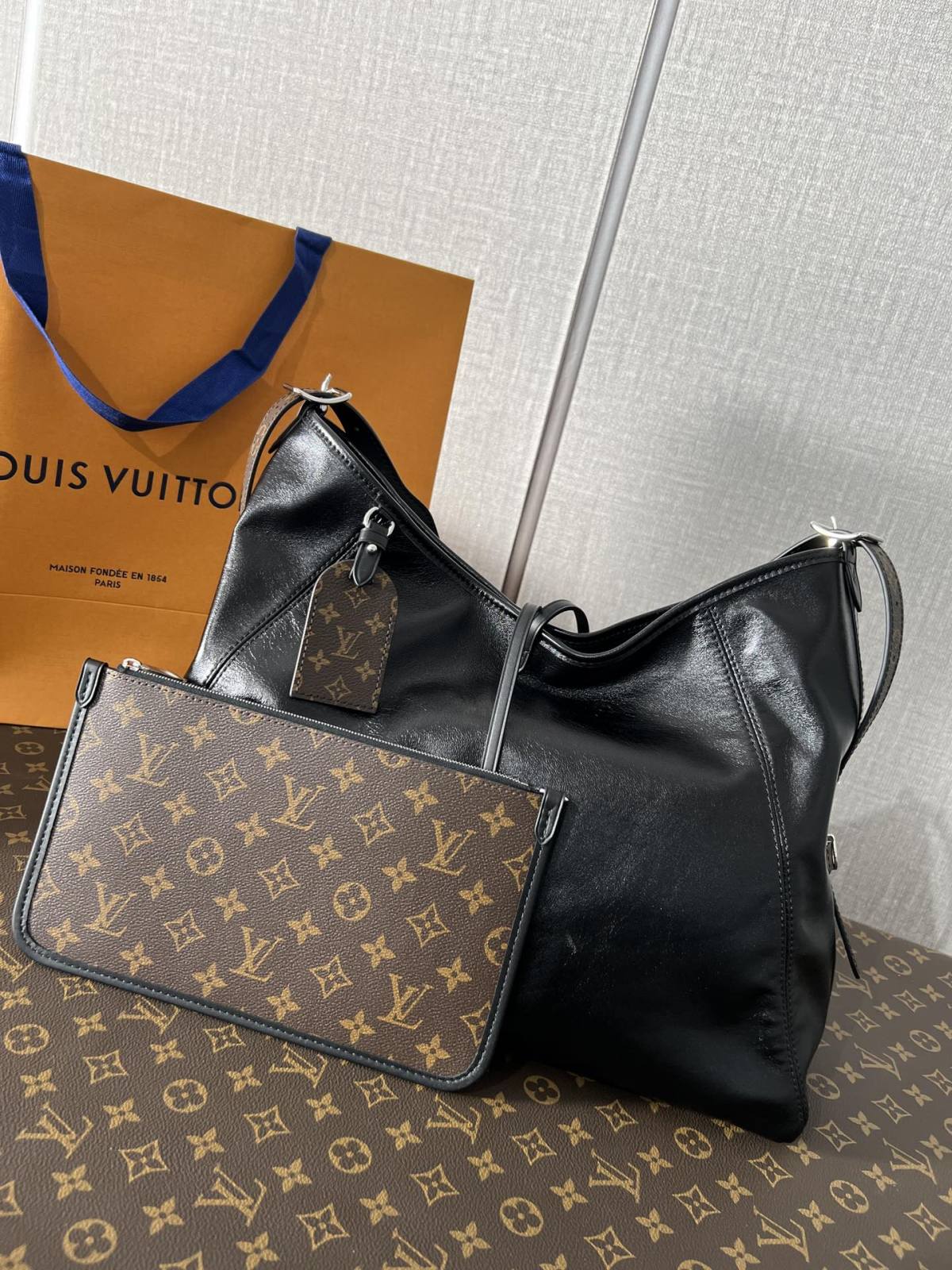 Ellebag’s 1:1 Replica of Louis Vuitton M25143 Carryall Dark Medium Handbag（2024 Nov updated）-Tayada ugu Fiican ee Louis Vuitton Boorsada Online Store, Bac naqshadeeye nuqul ah