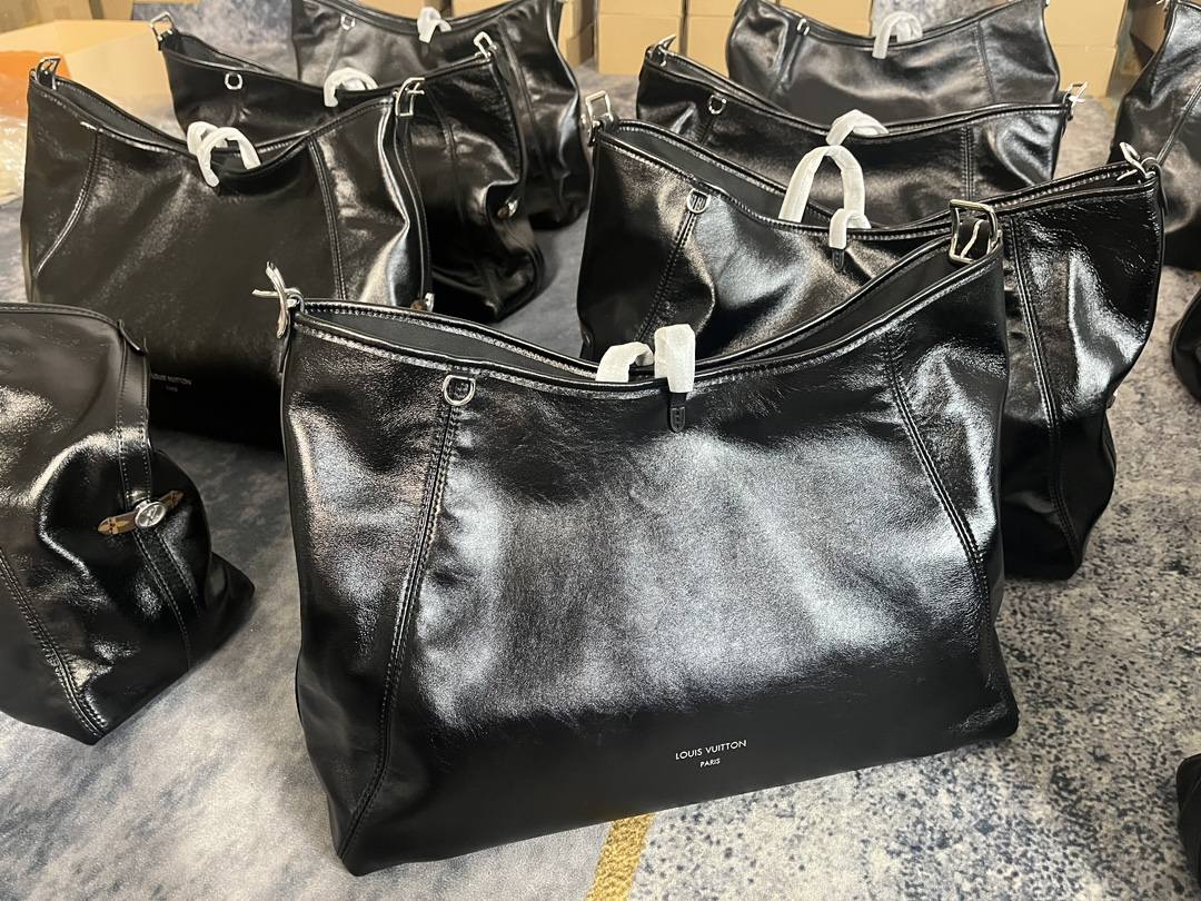 Ellebag’s 1:1 Replica of Louis Vuitton M25143 Carryall Dark Medium Handbag（2024 Nov updated）-最好的質量假路易威登包網上商店，複製設計師包 ru