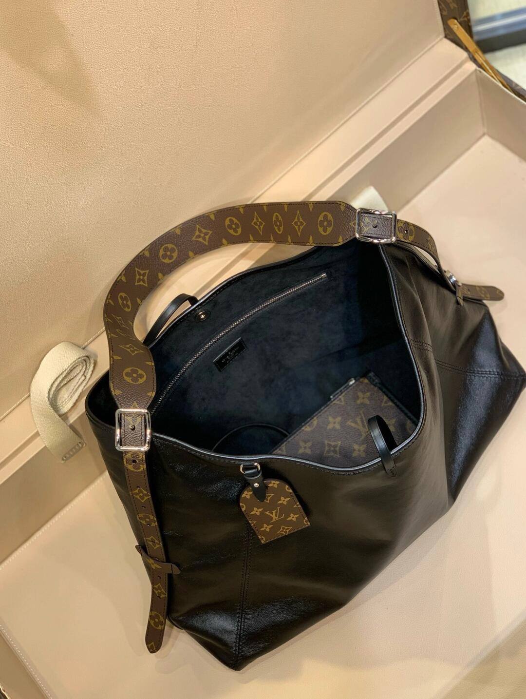 Ellebag’s 1:1 Replica of Louis Vuitton M25143 Carryall Dark Medium Handbag（2024 Nov updated）-ហាងអនឡាញកាបូប Louis Vuitton ក្លែងក្លាយដែលមានគុណភាពល្អបំផុត កាបូបអ្នករចនាម៉ូដចម្លង ru