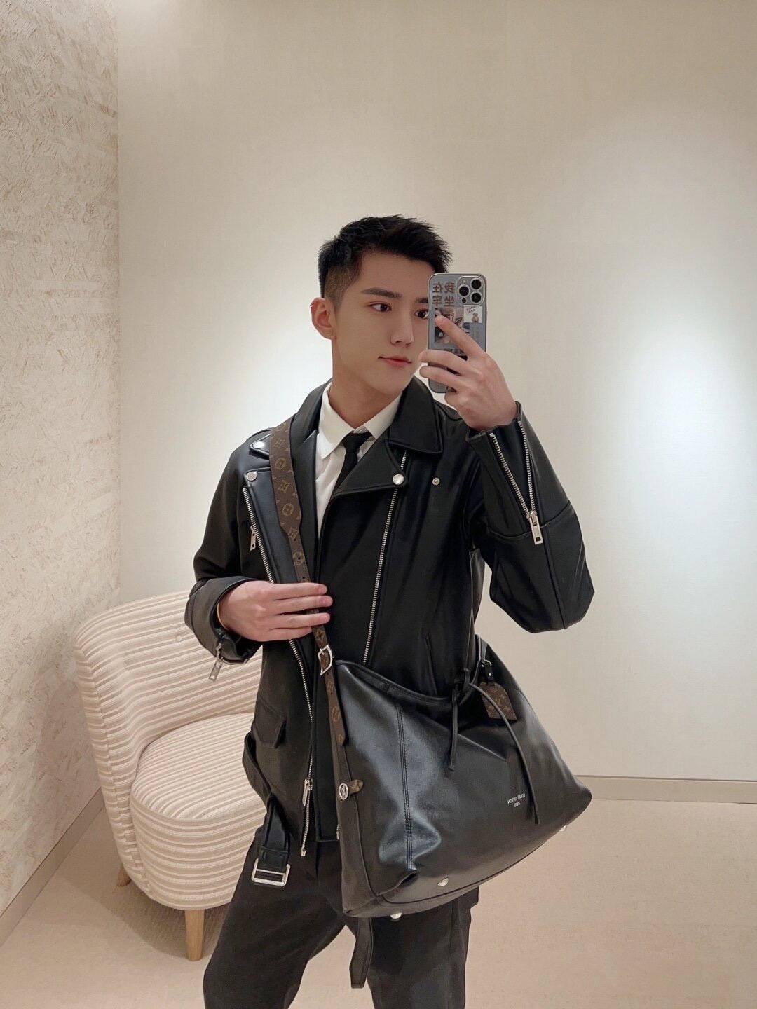 Ellebag’s 1:1 Replica of Louis Vuitton M25143 Carryall Dark Medium Handbag（2024 Nov updated）-Kedai Dalam Talian Beg Louis Vuitton Palsu Kualiti Terbaik, Beg reka bentuk replika ru