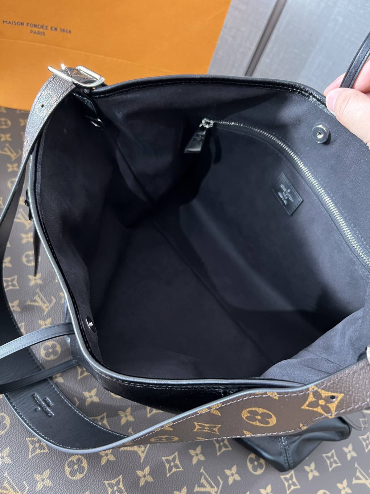 Ellebag’s 1:1 Replica of Louis Vuitton M25143 Carryall Dark Medium Handbag（2024 Nov updated）-Լավագույն որակի կեղծ Louis Vuitton պայուսակների առցանց խանութ, Replica դիզայներական պայուսակ ru