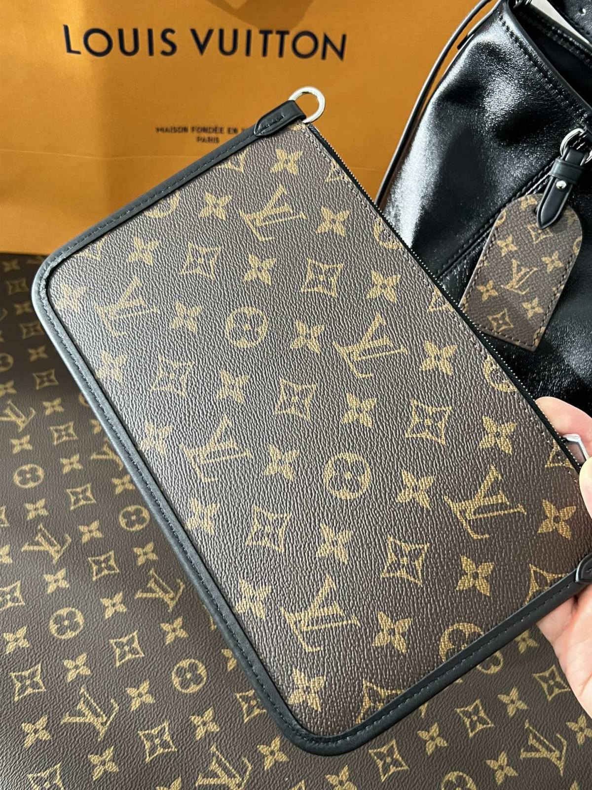 Ellebag’s 1:1 Replica of Louis Vuitton M25143 Carryall Dark Medium Handbag（2024 Nov updated）-Kedai Dalam Talian Beg Louis Vuitton Palsu Kualiti Terbaik, Beg reka bentuk replika ru