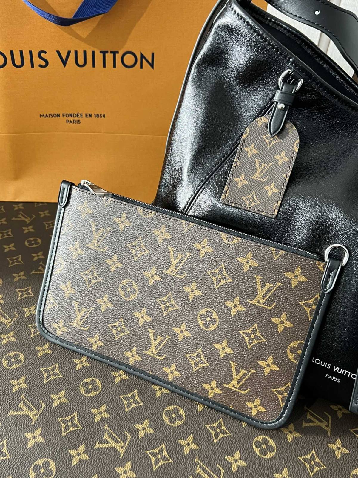 Ellebag’s 1:1 Replica of Louis Vuitton M25143 Carryall Dark Medium Handbag（2024 Nov updated）-Tayada ugu Fiican ee Louis Vuitton Boorsada Online Store, Bac naqshadeeye nuqul ah