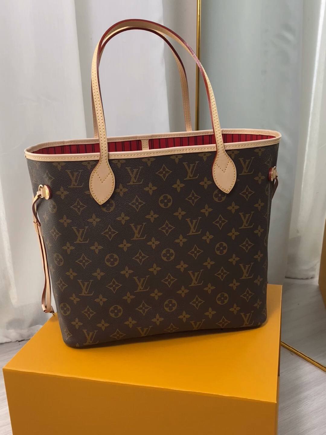 Ellebag’s 1:1 Replica of Louis Vuitton M41177 Neverfull Medium Tote – The Iconic Monogram with Red Interior （2024 Nov updated）-Pangalusna kualitas palsu Louis Vuitton Kantong Toko Online, Replica desainer kantong ru