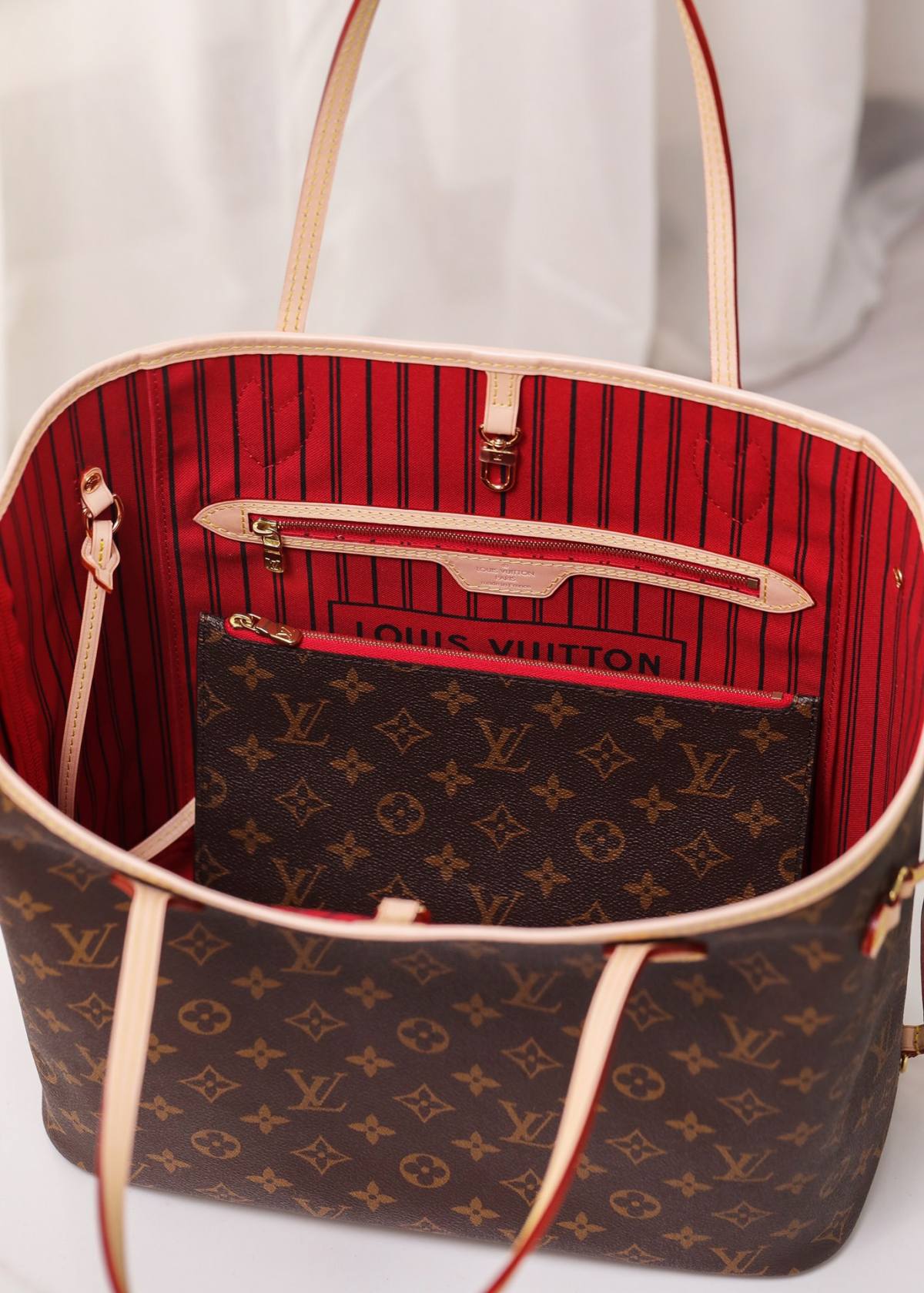 Ellebag’s 1:1 Replica of Louis Vuitton M41177 Neverfull Medium Tote – The Iconic Monogram with Red Interior （2024 Nov updated）-بہترین معیار کا جعلی لوئس ووٹن بیگ آن لائن اسٹور، ریپلیکا ڈیزائنر بیگ آر یو