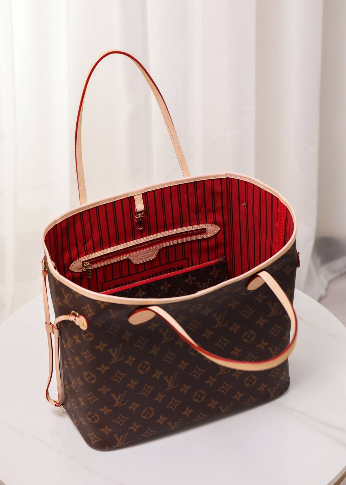 Ellebag’s 1:1 Replica of Louis Vuitton M41177 Neverfull Medium Tote – The Iconic Monogram with Red Interior （2024 Nov updated）-Negozio in linea della borsa falsa di Louis Vuitton di migliore qualità, borsa del progettista della replica ru