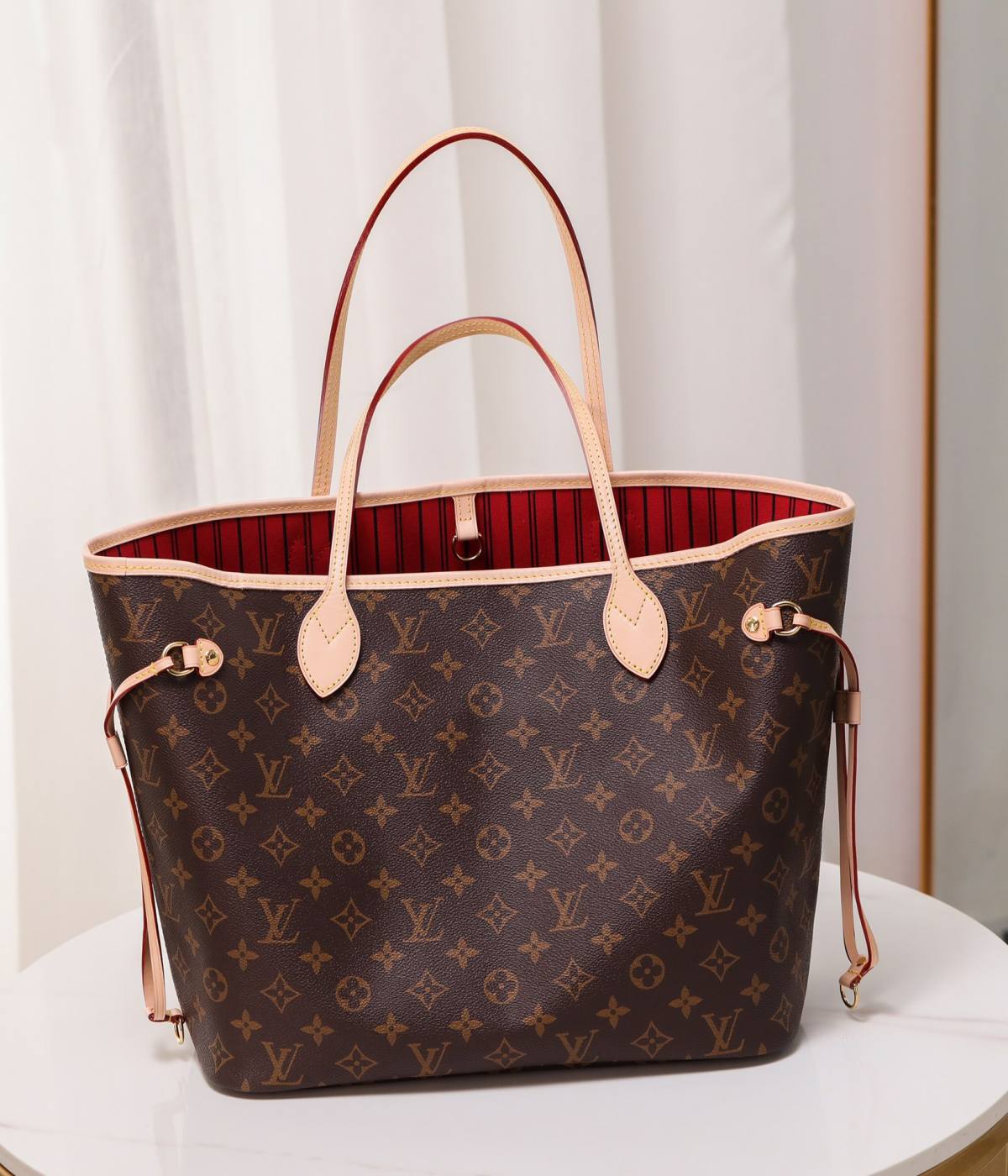 Ellebag’s 1:1 Replica of Louis Vuitton M41177 Neverfull Medium Tote – The Iconic Monogram with Red Interior （2024 Nov updated）-Negozio in linea della borsa falsa di Louis Vuitton di migliore qualità, borsa del progettista della replica ru