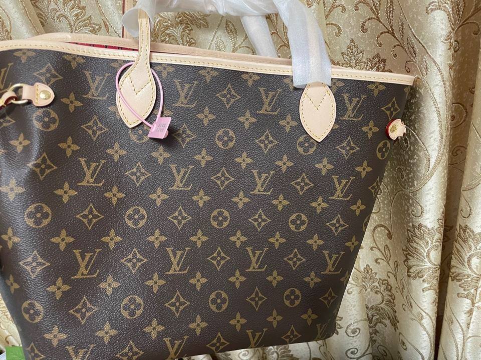 Ellebag’s 1:1 Replica of Louis Vuitton M41177 Neverfull Medium Tote – The Iconic Monogram with Red Interior （2024 Nov updated）-Negozio in linea della borsa falsa di Louis Vuitton di migliore qualità, borsa del progettista della replica ru