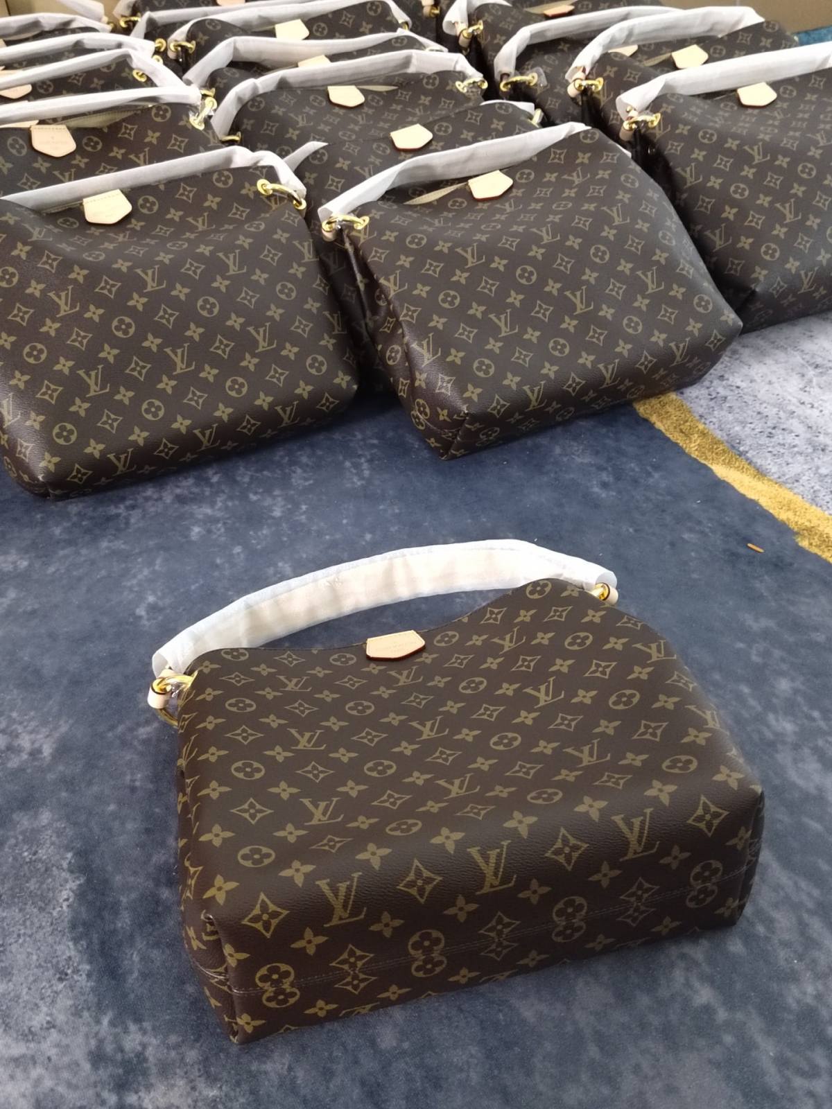 Ellebag’s 1:1 Replica of Louis Vuitton M43701 Graceful Small Handbag – The Ultimate Monogram Classic（2024 Nov updated）-Labākās kvalitātes viltotās Louis Vuitton somas tiešsaistes veikals, dizaineru somas kopija ru