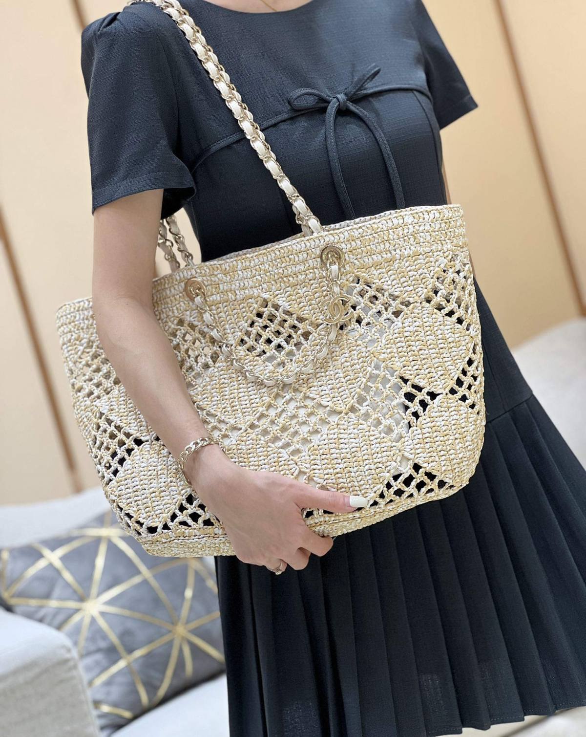 A Statement of Artisanal Elegance: Ellebag super fake Chanel Small Tote Raffia 2024-Negozio in linea della borsa falsa di Louis Vuitton di migliore qualità, borsa del progettista della replica ru