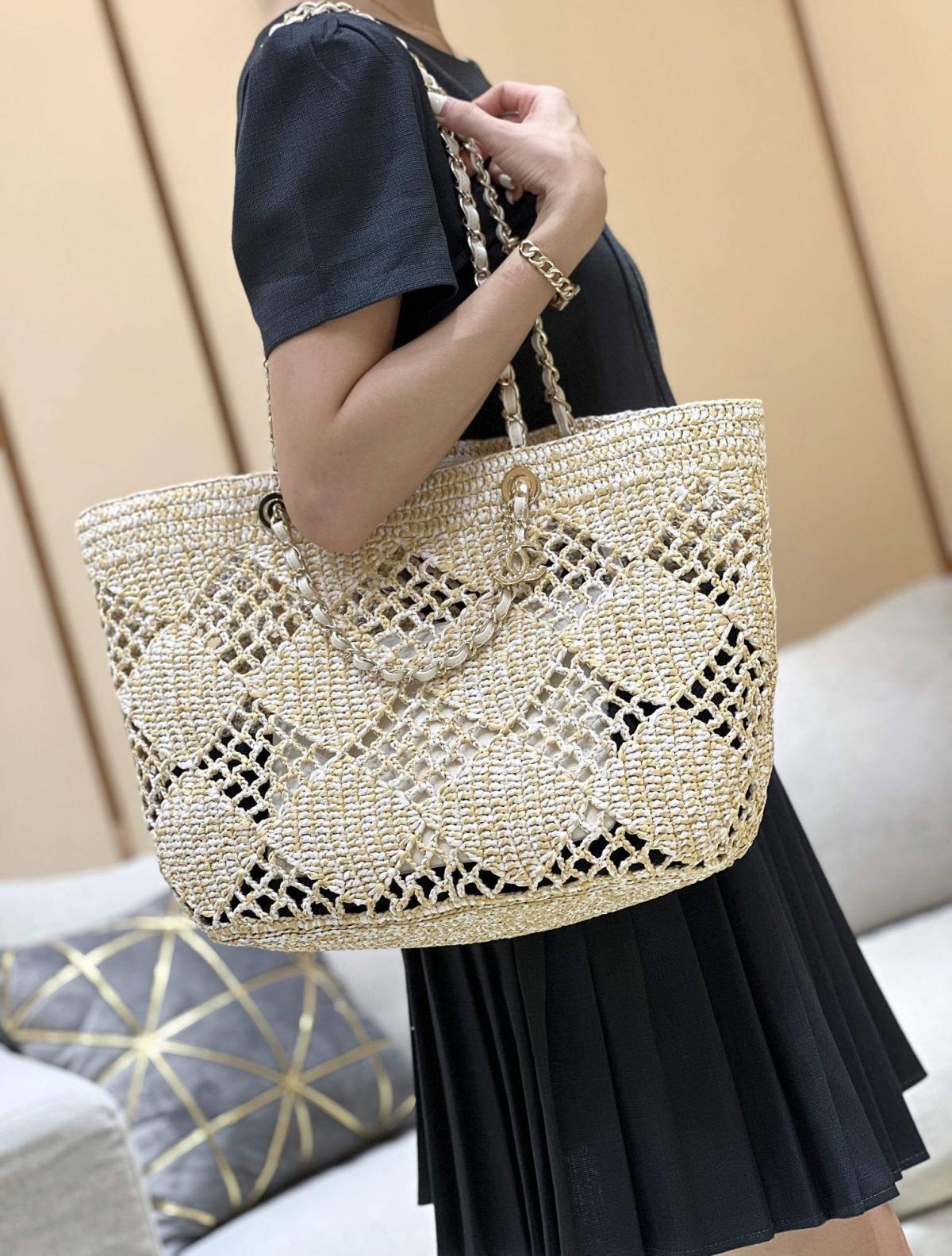 A Statement of Artisanal Elegance: Ellebag super fake Chanel Small Tote Raffia 2024-Best Quality Replica designer Bag factory in China