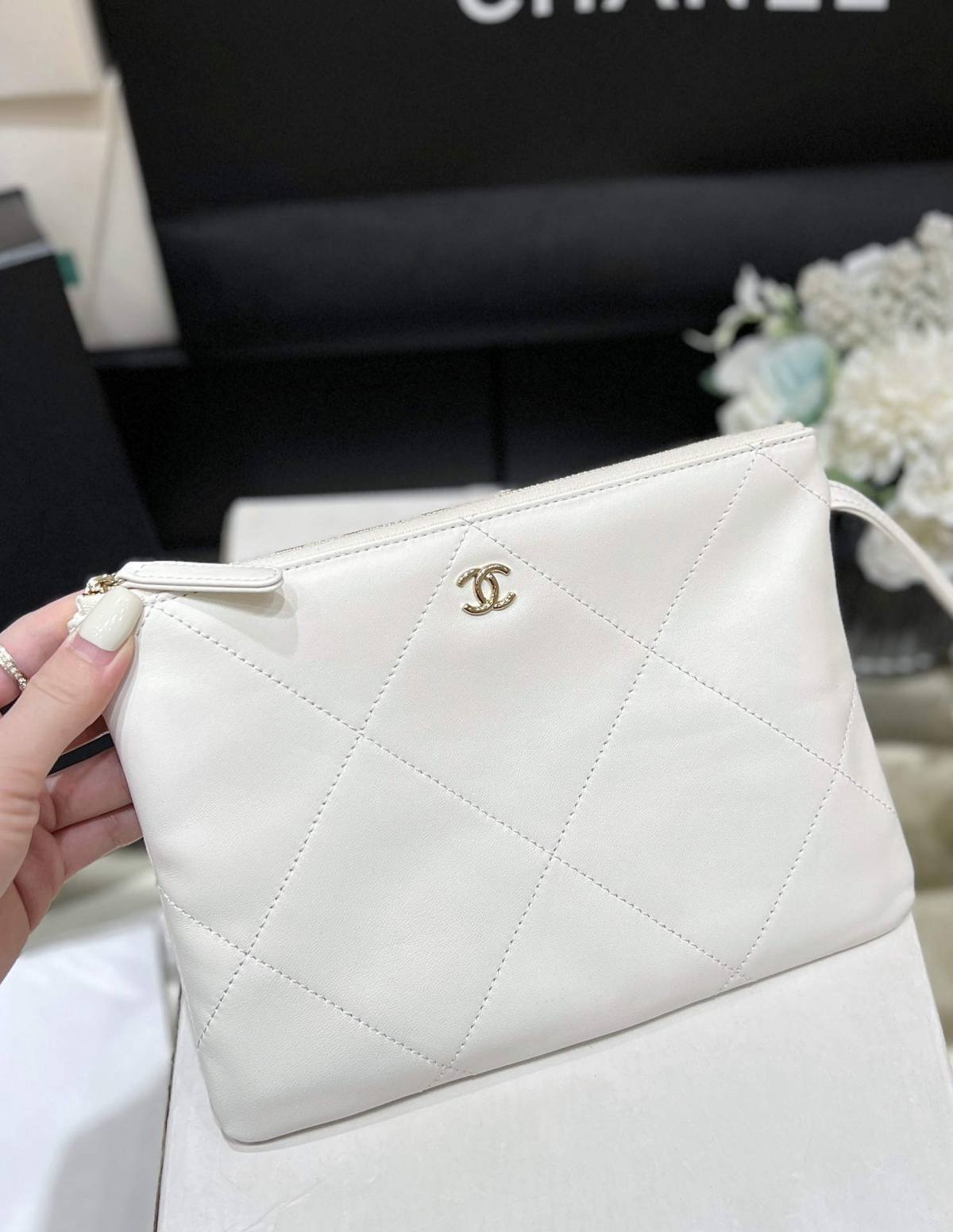 A Statement of Artisanal Elegance: Ellebag super fake Chanel Small Tote Raffia 2024-Paras laatu väärennetty Louis Vuitton laukku verkkokauppa, replika suunnittelija laukku ru