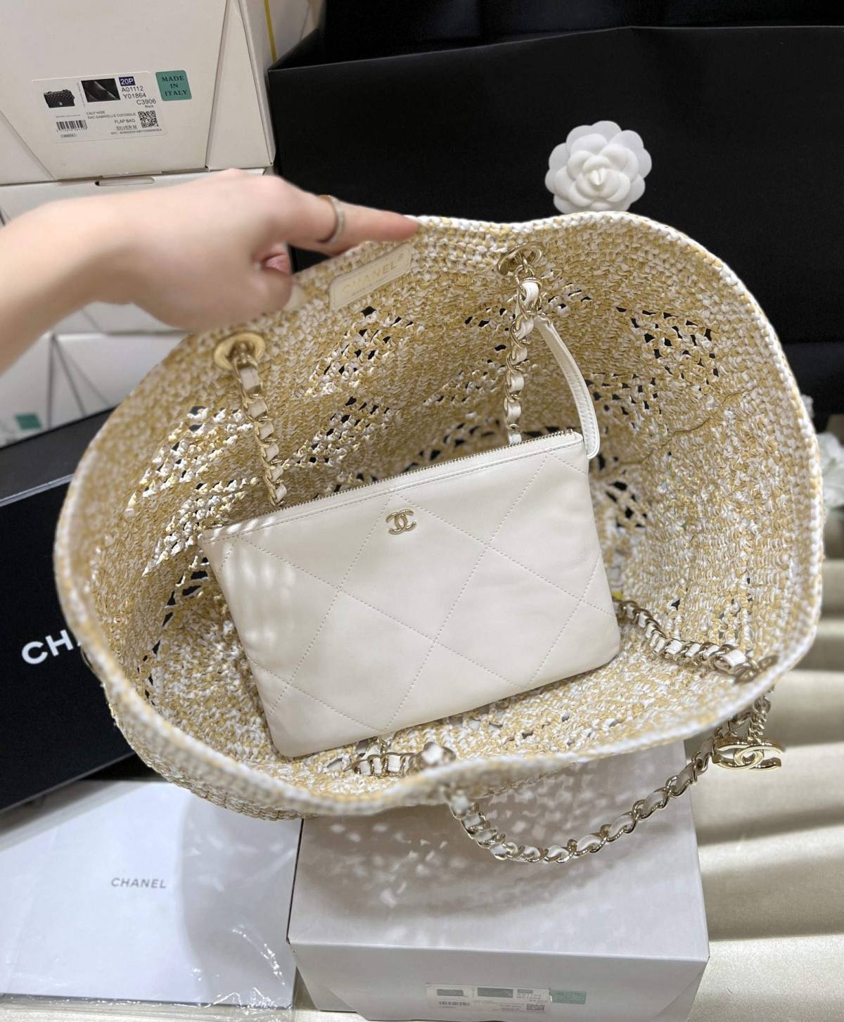 A Statement of Artisanal Elegance: Ellebag super fake Chanel Small Tote Raffia 2024-Loja online de bolsa Louis Vuitton falsa de melhor qualidade, bolsa de designer de réplica ru