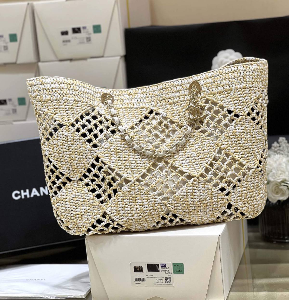 A Statement of Artisanal Elegance: Ellebag super fake Chanel Small Tote Raffia 2024-ร้านค้าออนไลน์กระเป๋า Louis Vuitton ปลอมคุณภาพดีที่สุด, กระเป๋าออกแบบจำลอง ru