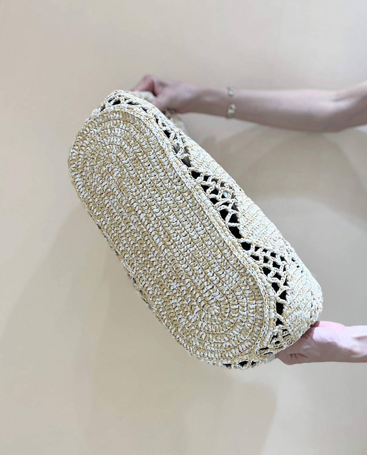 A Statement of Artisanal Elegance: Ellebag super fake Chanel Small Tote Raffia 2024-ʻOi aku ka maikaʻi o ka ʻeke Louis Vuitton ʻeke hoʻopunipuni ma ka hale kūʻai pūnaewele, ʻeke hoʻolālā kope ru