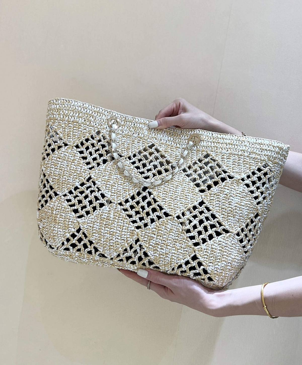 A Statement of Artisanal Elegance: Ellebag super fake Chanel Small Tote Raffia 2024-ʻOi aku ka maikaʻi o ka ʻeke Louis Vuitton ʻeke hoʻopunipuni ma ka hale kūʻai pūnaewele, ʻeke hoʻolālā kope ru