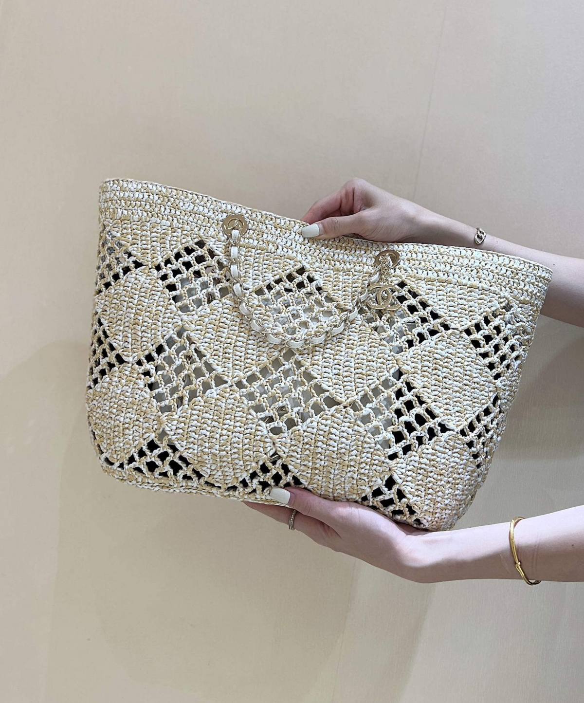 A Statement of Artisanal Elegance: Ellebag super fake Chanel Small Tote Raffia 2024-Loja online de bolsa Louis Vuitton falsa de melhor qualidade, bolsa de designer de réplica ru