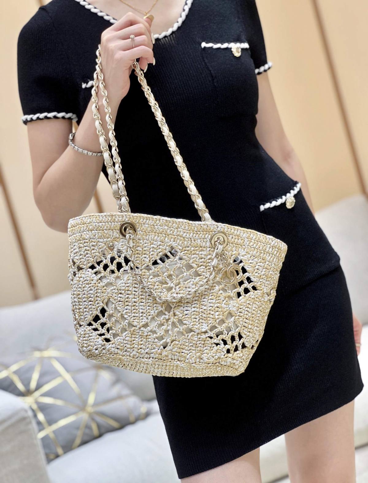 A Statement of Artisanal Elegance: Ellebag super fake Chanel Small Tote Raffia 2024-Loja online de bolsa Louis Vuitton falsa de melhor qualidade, bolsa de designer de réplica ru